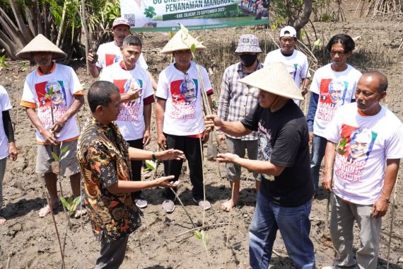 Sahabat Ganjar Sukses Ajak Masyarakat Tanam Mangrove di Cilacap Utara - JPNN.COM