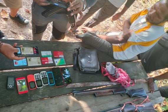Satgas TNI Tangkap Anggota Teroris di Papua, Lihat Senjata dan KTA-nya - JPNN.COM