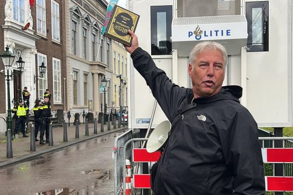 Tokoh Anti-Islam Menista Al-Qur'an di Depan Kedubes RI di Belanda - JPNN.COM