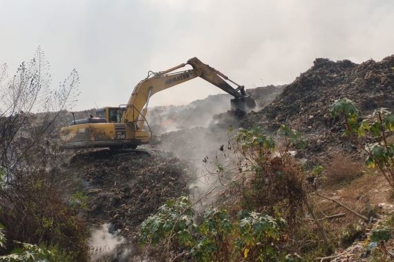 TPA Sukawinatan Palembang Kembali Terbakar, Lihat - JPNN.COM