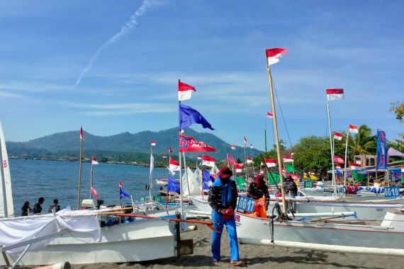 140 Nelayan Beraksi, Lomba Perahu Layar Sukses Digelar di Manado - JPNN.COM