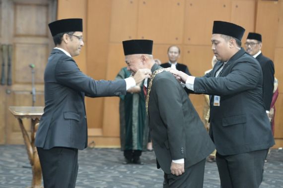 Resmi Menjadi Rektor UNJ 2 Periode, Prof. Komarudin Teringat Peristiwa Mei 2020 - JPNN.COM