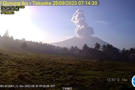 Gunung Ibu di Maluku Utara Erupsi, Melontarkan Abu Setinggi 1.500 Meter - JPNN.COM