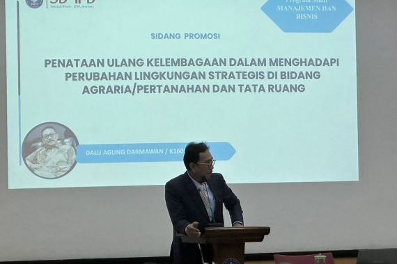 Dalu Agung Darmawan Raih Gelar Doktor dengan Predikat Cum Laude - JPNN.COM