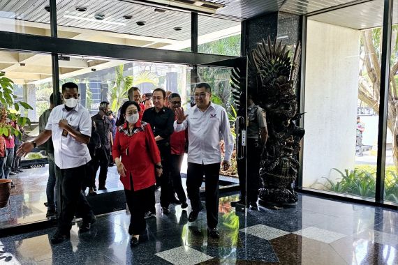 Didampingi Prananda, Megawati Hadiri Rapat Mingguan TPN Ganjar - JPNN.COM