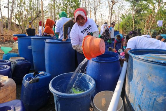 Kiai Muda Ganjar Salurkan Air Bersih dan Bangun Sumur Bor di Bojonegoro - JPNN.COM