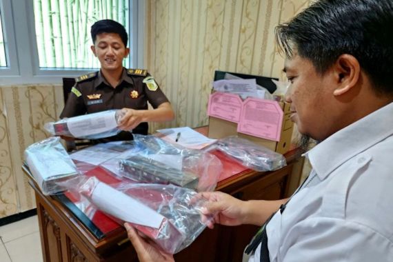 Penyidik Bea Cukai Melimpahkan 4 Tersangka Pengiriman Rokok Ilegal ke Kejari Semarang - JPNN.COM