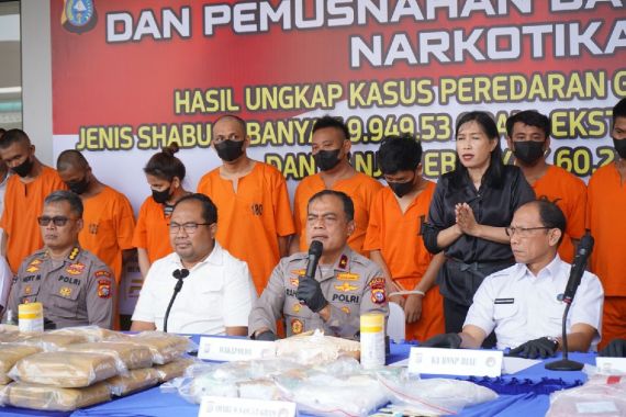 Polda Riau Sita Sabu-sabu dan Ekstasi Dalam Jumlah Fantastis, 16 Tersangka Ditangkap - JPNN.COM