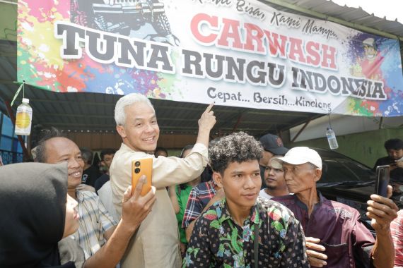 Saat Ganjar Mencuci Mobilnya di Carwash Tunarungu Binaan Pospera - JPNN.COM