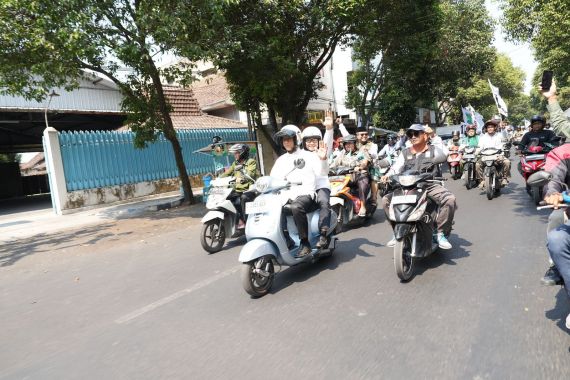 Dari Atas Vespa, AMIN Sapa Warga Jombang - JPNN.COM