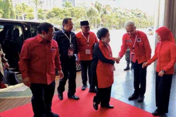 Megawati Ditemani Sang Putra Prananda Prabowo Hadiri Rakernas IV PDIP - JPNN.COM