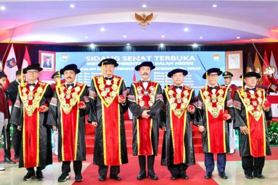 IPDN Mengukuhkan 7 Guru Besar, Ada Nama Prof Hadi Prabowo - JPNN.COM