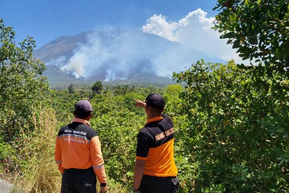 Lereng Gunung Agung Terbakar, Petugas Kesulitan Memadamkan Api - JPNN.COM