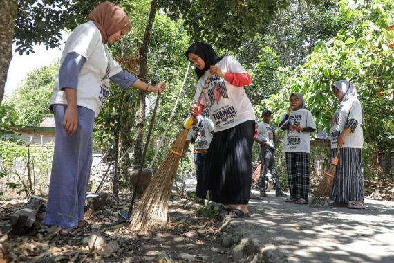 Sukarelawan Petebu Ganjar Bersihkan Sungai dan Jalan Umum di Bulukumba - JPNN.COM