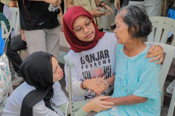 Orang Muda Ganjar Berbagi Kasih Bersama Lansia di Semarang - JPNN.COM