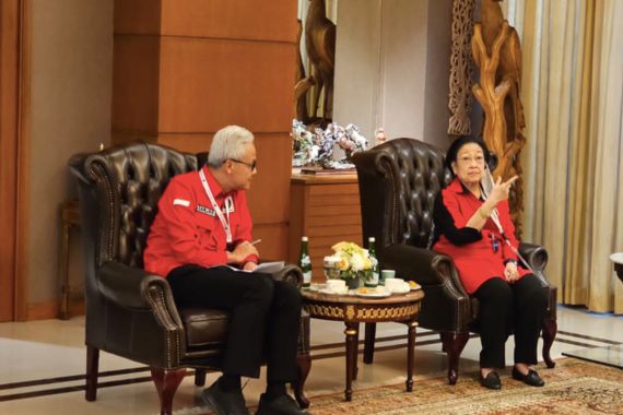 Tolak Gunakan Bogie Car, Megawati, Jokowi, dan Ganjar Pilih Berjalan Kaki di Area Rakernas IV PDIP - JPNN.COM