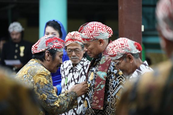 Terima Gelar Adat dari Kasepuhan Majan, Muhadjir Effendy Bergelar Raden Pangeran Anom - JPNN.COM
