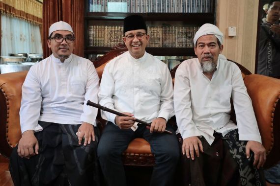 Silaturahmi ke Rembang, Anies Diberi Tongkat Kiai Najih dan Berdoa di Kamar Mbah Moen - JPNN.COM