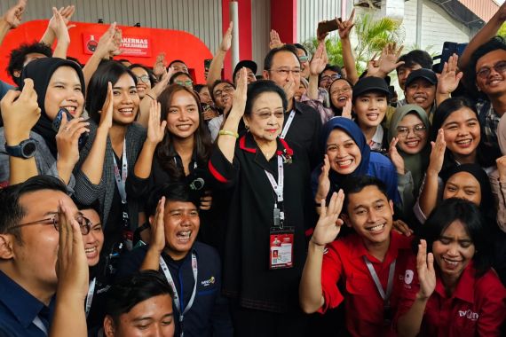 Saat Megawati dan Prananda Berfoto Bersama Wartawan di Rakernas PDIP - JPNN.COM
