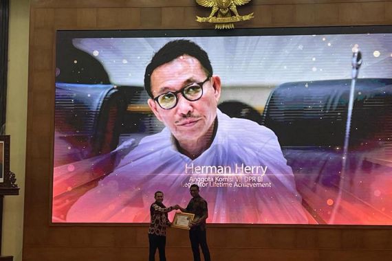 Raih Penghargaan Sebagai Legislator Lifetime Achievement, Herman Herry: Wartawan Mitra Utama Saya - JPNN.COM