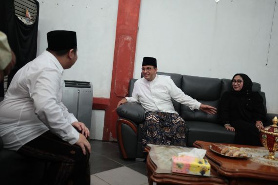 Rayakan Hari Batik Nasional, Anies Pilih Motif Wahyu Tumurun - JPNN.COM