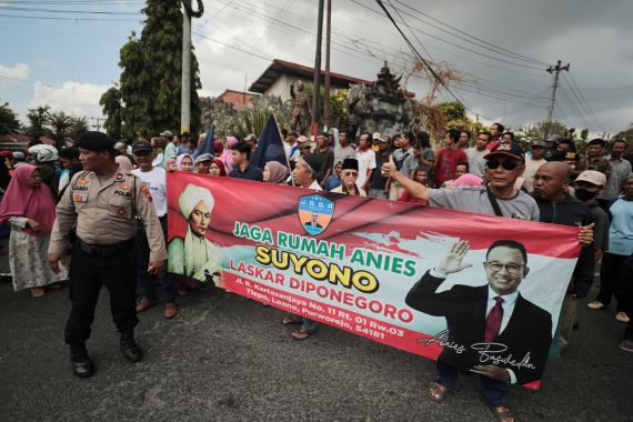 Capres Anies Dicegat Ratusan Simpatisan dan Spanduk Diponegoro di Kebumen - JPNN.COM
