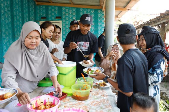 Pelaku UMKM di Karawang Senang Dagangannya Diborong Komunitas Sopir Truk Ganjar - JPNN.COM