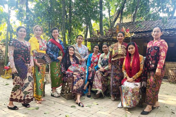 Peringati Hari Batik Nasional, Sapawastra Usung Tema Kembang Pesisir - JPNN.COM