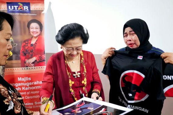 Bertemu Megawati di Malaysia, Ibu Simpatisan PDIP Ini Menangis - JPNN.COM