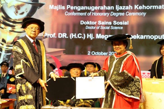 Megawati Terima Gelar Doktor HC dari UTAR, Malaysia, Prananda Prabowo: PDIP Bangga dan Berterima Kasih - JPNN.COM