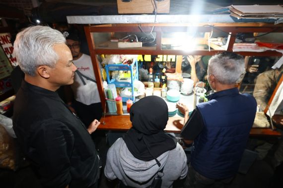Menikmati Malam di Bandung, Ganjar Makan Nasi Goreng hingga Temui Pelukis - JPNN.COM