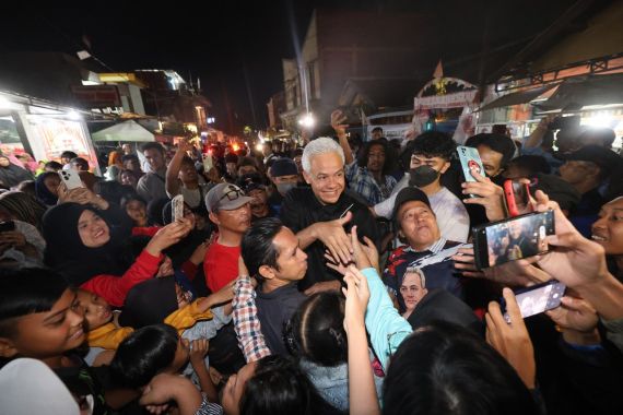 Ganjar Disuguhi Sayur Lodeh saat Mengunjungi Permukiman Buruh di Bandung - JPNN.COM