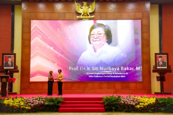 Terima Penghargaan dari KWP, Menteri LHK Siti Nurbaya: Parlemen Penting untuk Akuntabilitas Politik - JPNN.COM