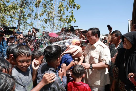 Prabowo Meresmikan Sumur Bor Gunungkidul, Alhamdulillah Air Mengalir Deras - JPNN.COM