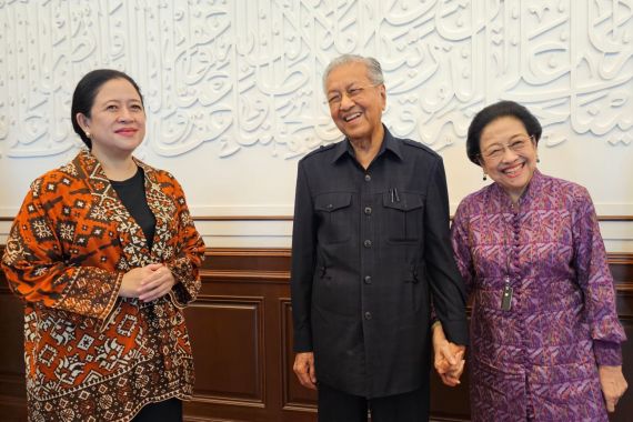Lihat, Mahathir Pegangi Tangan Megawati, Lalu Mereka Tertawa Lepas - JPNN.COM