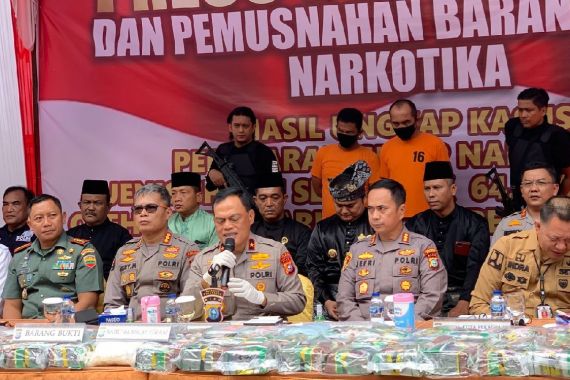 2 Bandar Narkoba Jaringan Internasional Ditangkap Polresta Pekanbaru, 64 Kg Sabu-Sabu Disita - JPNN.COM