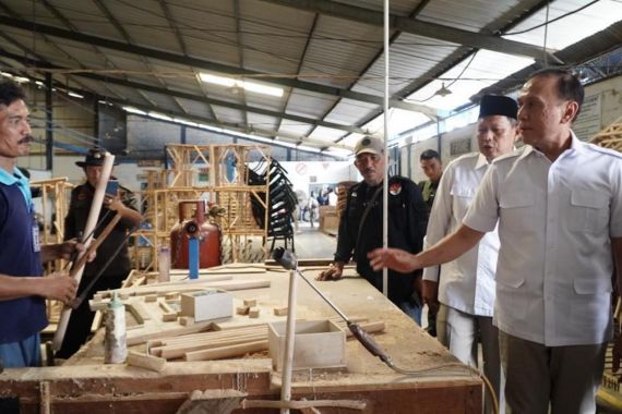 Iwan Bule Dorong Perkembangan Industri Rotan Cirebon - JPNN.COM