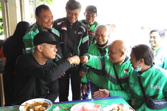 Menikmati Pagi di Bandung, Ganjar Sarapan Bareng Driver Ojol di Kupat Tahu Gempol - JPNN.COM