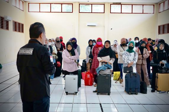 Kemnaker Pulangkan 32 Calon Pekerja Migran yang Terjaring Sidak di Bandara Kertajati - JPNN.COM