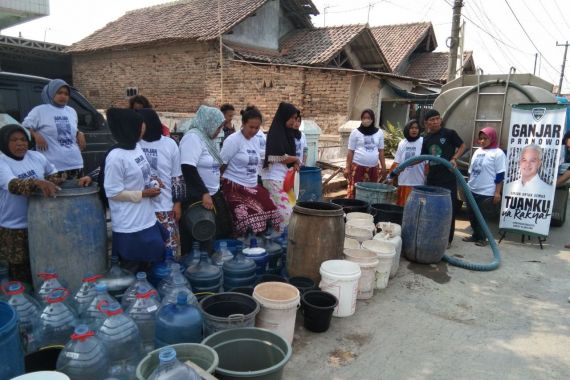 Kowarteg Ganjar Salurkan Bantuan Air Bersih Untuk Ibu-Ibu Prasejahtera - JPNN.COM