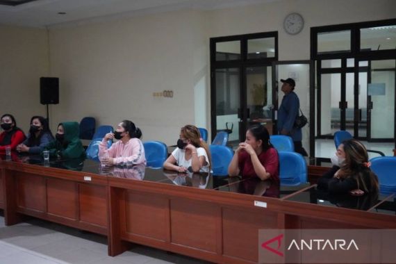 Prostitusi Berkedok Panti Pijat di Bogor, Perhatikan PSK Wanita Paling Kanan - JPNN.COM