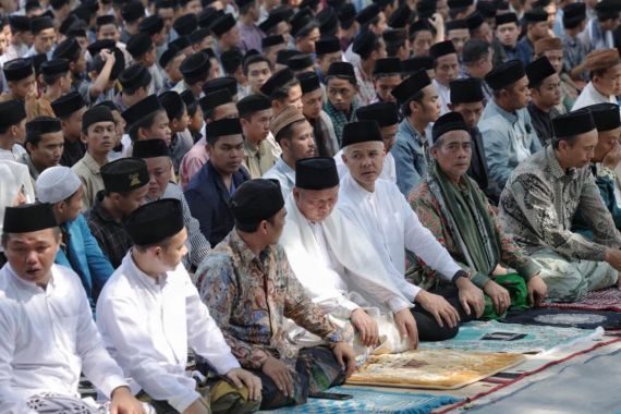 Merinding, Hujan Mengguyur Desa Ini Setelah Ganjar Salat Istisqa, Sandi Tak Menyangka - JPNN.COM