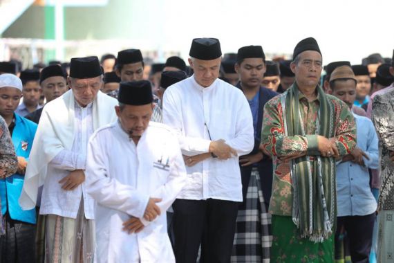 Minta Hujan, Ganjar dan Ulama Cianjur Gelar Salat Istiska, Semoga Terkabul, Amin - JPNN.COM