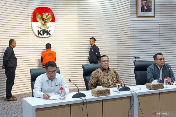 KPK Tahan Eks Wali Kota Bima Muhammad Lutfi - JPNN.COM
