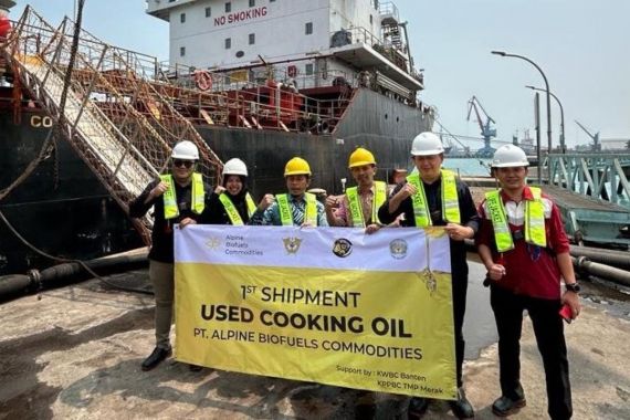 Manfaatkan Fasilitas Bea Cukai, Perusahaan Ini Ekspor Used Cooking Oil ke Malaysia - JPNN.COM