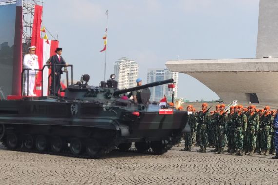 Hadiri Upacara HUT TNI, Jokowi Naik Tank Marinir Didampingi Laksamana Yudo - JPNN.COM