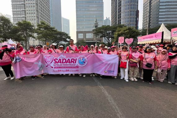 100 Survivor Kanker Payudara Ikuti 'Ayo Sadari Setelah Menstruasi Fun Walk' - JPNN.COM