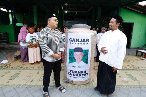 Sukarelawan Ganjar Bawa Bantuan Tandon Air ke Pesantren Tahfiz di Yogyakarta - JPNN.COM