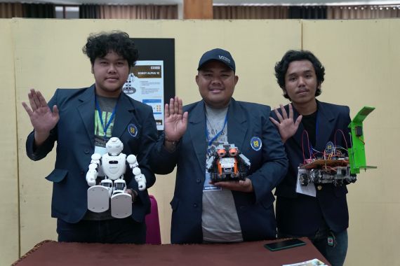 Mahasiswa FTI Universitas Budi Luhur Pamerkan Robot dari Hasil Penelitian - JPNN.COM