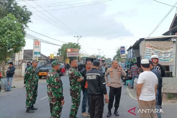 Bentrokan Antarwarga di Mataram, Tiga Polisi Terkena Panah - JPNN.COM